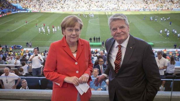 Kurz vor dem Anpfiff des WM-Finales hat die deutsche Bundeskanzlerin Angela Merkel im Maracanã-Stadion von Rio de Janeiro dem deutschen Team viel Glück gewünscht. Merkel ist zusammen mit Bundespräsident Joachim Gauck sowie anderen deutschen Spitzenpolitikern zum WM-Endspiel gereist.