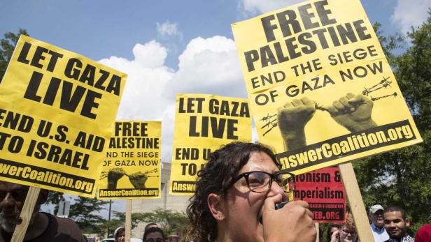 Demonstranten fordern mit Schildern ein Ende der Belagerung von Gaza.