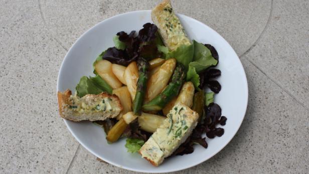 Dinner for one: Spargelsalat mit Kräuterbaguette