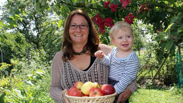 Wissenschafterin und Hüterin unserer Apfelsorten: Martina Schmidthaler mit Enkerl Elijah