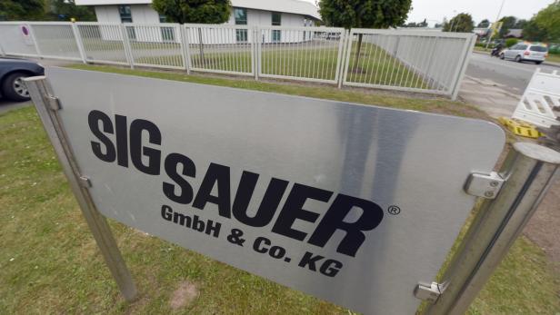 Das Schild von SIG Sauer GmbH & Co. KG vor einem Firmengebäude.