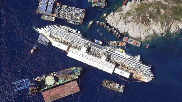 Das havarierte Kreuzfahrtschiff Costa Concordia liegt vor der Küste von Giglio im Wasser.