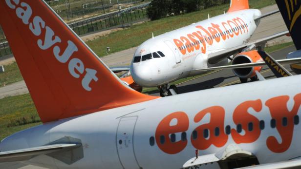 Mehrere Flugzeuge der Fluggesellschaft EasyJet auf einem Rollfeld.
