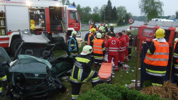 Nach einem schweren Autounfall sind Feuerwehr und Rettungskräfte im Einsatz.