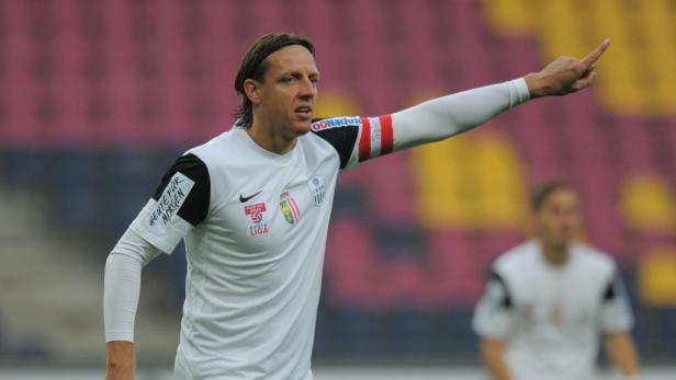 Ein Fußballspieler des LASK Linz zeigt mit dem Finger nach rechts.