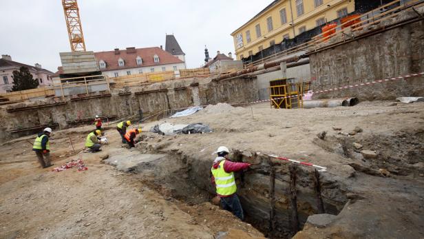 Archäologen vermessen mittelalterliche Hafenanlage in Krems-Stein.