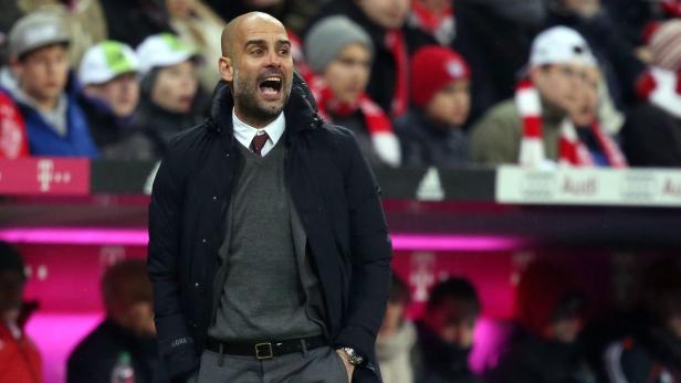 Pep Guardiola gestikuliert während eines Fußballspiels.