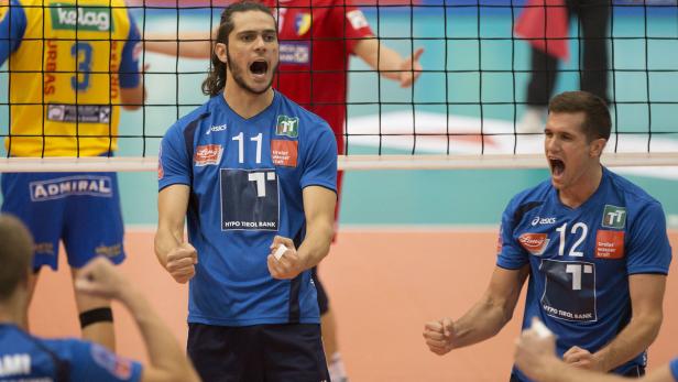 Zwei Volleyballspieler jubeln während eines Spiels.