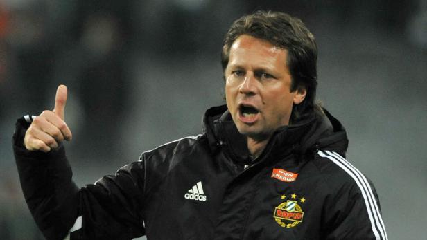 Ein Trainer von Rapid Wien gibt Anweisungen und zeigt den Daumen nach oben.