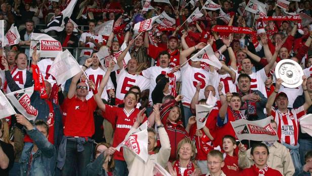 Eine jubelnde Menschenmenge, viele mit Fahnen der „Kleinen Zeitung“ und GAK-Schals.