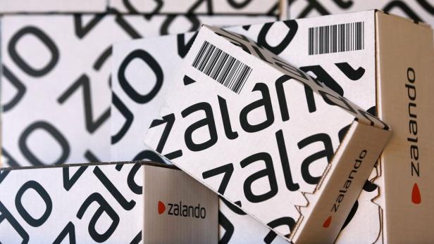 Mehrere Zalando-Pakete sind gestapelt.