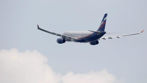 Ein Aeroflot-Flugzeug steigt in den Himmel auf.