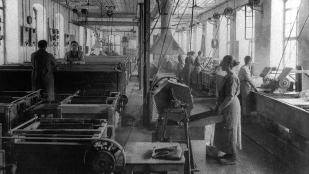 Zehn Prozent der Beschäftigten in der Steyrer Waffenproduktion waren Frauen. Diese Bild ist Teil der Ausstellung „Vom Boom zum Bürgerkrieg. Steyr 1914–1934“ im Museum Arbeitswelt Steyr.