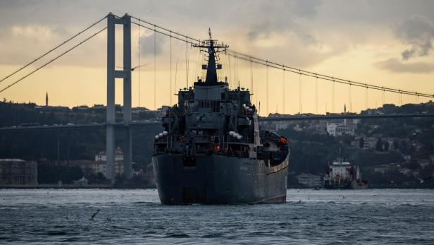 Russisches Kriegsschiff im Bosporus.