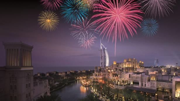 Feuerwerk über der Skyline von Dubai mit dem Burj Al Arab im Hintergrund.