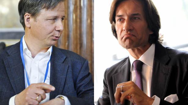 Zwei Männer in Anzügen, einer blickt auf seine Uhr, der andere schaut grimmig.