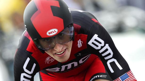 Ein Radrennfahrer des BMC-Teams mit rotem Helm und Visier.
