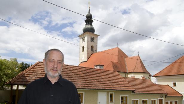 Pfarrer Bernhard Pauer erfuhr durch Jugendliche, dass sein Gotteshaus vermutlich schon im Vorjahr von Unbekannten geschändet wurde.