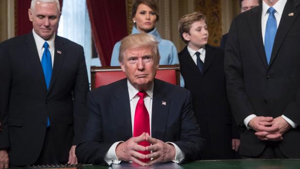 Donald Trump, Mike Pence (l.), Melania Trump (hinten), Sohn Barron Trump.