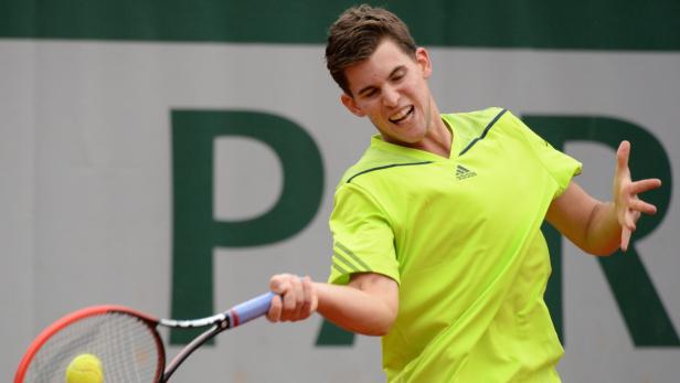 Dominic Thiem spielt Tennis bei den French Open.