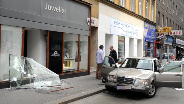 Juwelier-Raub: Auto als Rammbock verwendet