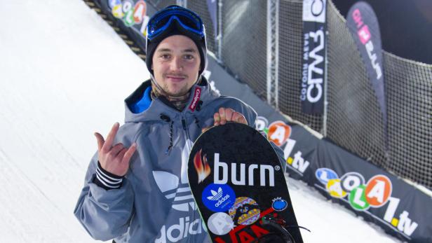 Snowboard-Slopestyler Mathias Weißenbacher hat am Montag seinen 22. Geburtstag gefeiert. Sein Freund Clemens Schattschneider folgt mit seinem Ehrentag am 7. Februar. &quot;Wir sind schon ein bisschen zusammengesessen in der Früh, und eine Torte wird&#039;s heute vielleicht auch noch geben&quot;, sagte Weißenbacher. Vom Österreichischen Olympischen Komitee (ÖOC) bekam er Süßigkeiten, von Schattschneider ein sehr persönliches Geschenk. &quot;Ich habe nicht schlafen können und ihm ein Gedicht geschrieben.&quot;