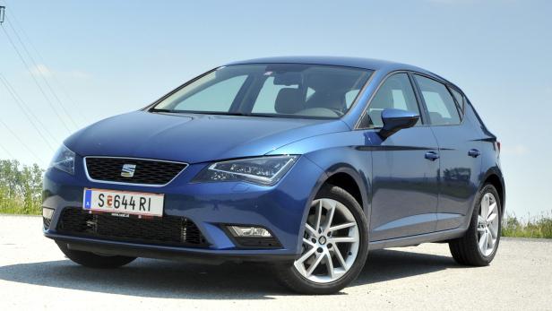 Ein blauer Seat Leon vor blauem Himmel.