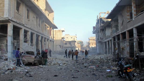 Zerstörte Gebäude nach einem Luftangriff auf Idlib (Archivbild).