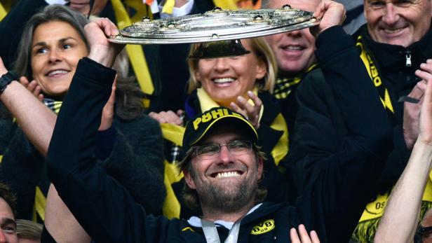 Jürgen Klopp feiert mit der Meisterschale und Fans von Borussia Dortmund.