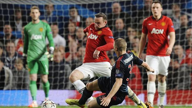 Wayne Rooney von Manchester United im Zweikampf mit Bastian Schweinsteiger.