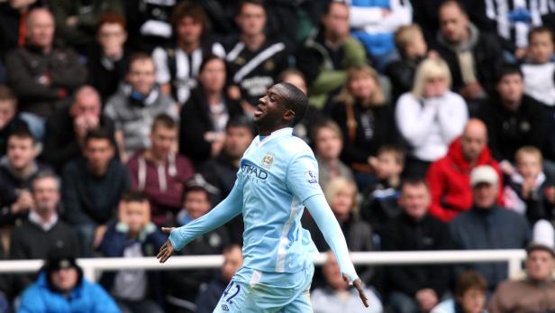 Ein Fußballspieler in hellblauem Trikot jubelt vor einer Zuschauermenge.