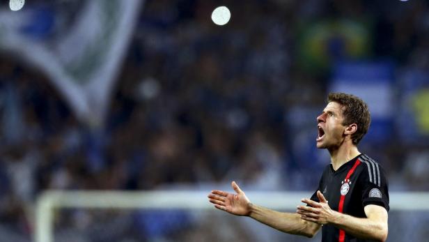 Thomas Müller gestikuliert während eines Fußballspiels.
