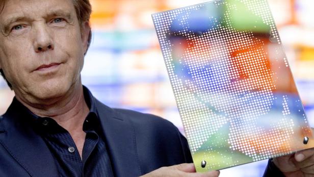 Schon sein Vater war im Musikgeschäft und leitete einen Radiosender. An die 400 TV-Formate hat John De Mol seither entworfen, mehr als 2000 Leute haben in verschiedenen Ländern für ihn gearbeitet.