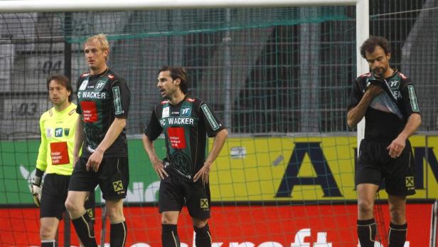 REUTERSWacker Innsbruck Szabolcs Safar, Martin Svejnoha, Carlos Merinho and Alexander Hauser (L-R) react during their Austrian league soccer match in Innsbruck May 5, 2012. REUTERS/Dominic Ebenbichler (AUSTRIA - Tags: SPORT SOCCER) Vier Fußballspieler des FC Wacker Innsbruck stehen auf dem Rasen.