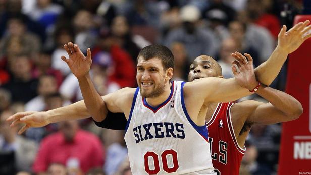 Ein Basketballspieler der Sixers wird von einem Spieler der Bulls verteidigt.
