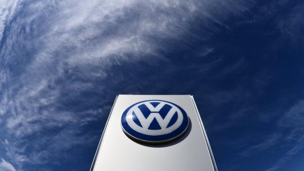 Das Volkswagen-Logo vor einem blauen Himmel mit Wolken.