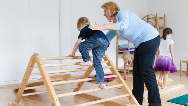 Christine Holubek bildet angehende Kindergruppenbetreuer nach dem Montessori-Prinzip aus.