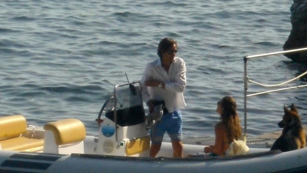 Vergangenen Montag auf Capri: Während Fiona Grasser behauptet, ihr Mann sei seit zwei Wochen krank, fuhr dieser mit dem Boot aufs Meer.