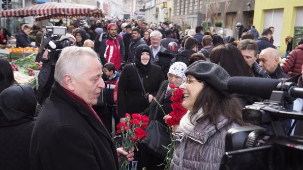 SPÖ-Kandidat Rudolf Hundstorfer war auf Wiens Märkten auf Wählerfang.