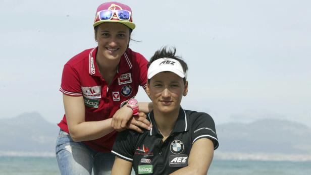 Zwei Seglerinnen des österreichischen Nationalteams posieren am Strand.
