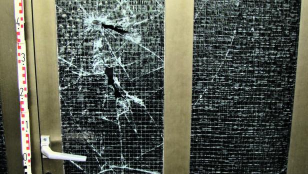 Glastüren wurden eingeschlagen und aufgebrochen