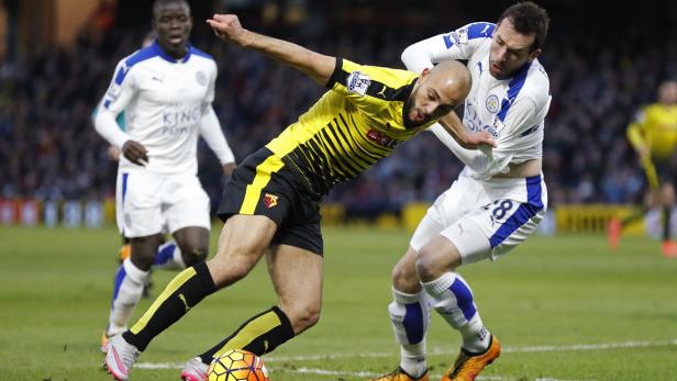 Zwei Fußballspieler kämpfen um den Ball während eines Spiels.