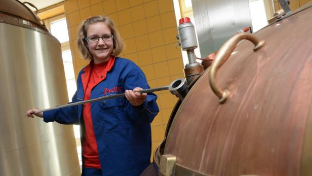 Karin Thaller lässt sich in der Brauerei Zwettl ausbilden.