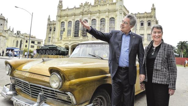 Heinz und Margit Fischer vor dem Revolutionsmuseum in Kubas Hauptstadt Havanna