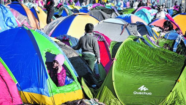 Idomeni: Hunderte Zelte an der Grenze