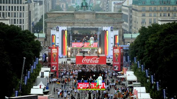Wegen des sehr frühen Andrangs wurde die Meile am Berliner Brandenburger Tor am Dienstag bereits um 6 statt um 7 Uhr geöffnet.