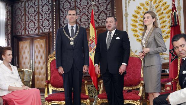 König Felipe VI. von Spanien und König Mohammed VI. von Marokko stehen mit Königin Letizia bei einem Treffen.