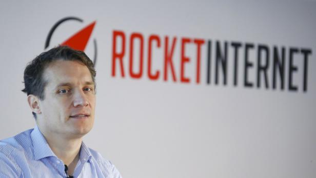 Ein Mann vor dem Rocket Internet Logo.