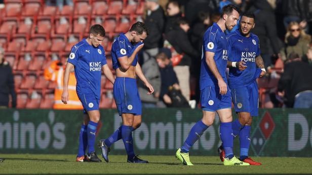 Enttäuschte Fußballspieler von Leicester City verlassen das Spielfeld.