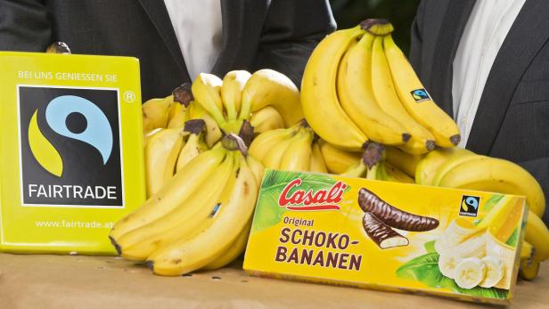 Mehrere Fairtrade-Bananen und eine Packung Casali Schoko-Bananen.